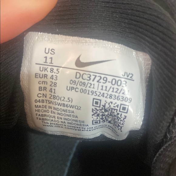 Nike Black and White Athletic Sneakers - Picture 2 of 4